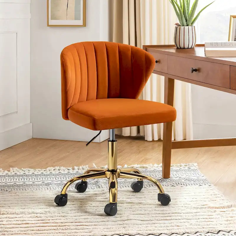 Moderní sametová kancelářská židle s ergonomickým opěradlem typu Wingback, otočná o 360° a se svisle prošívaným opěrákem